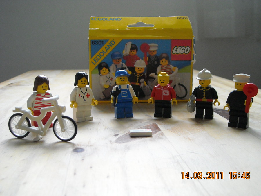 LEGO  City  6301 Town Mini-Figures 1986