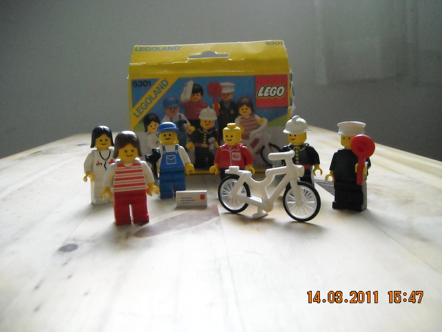 LEGO  City  6301 Town Mini-Figures 1986