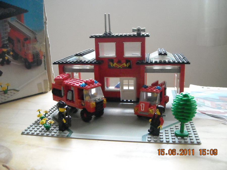 LEGO  City  6382 Fire Station   1981