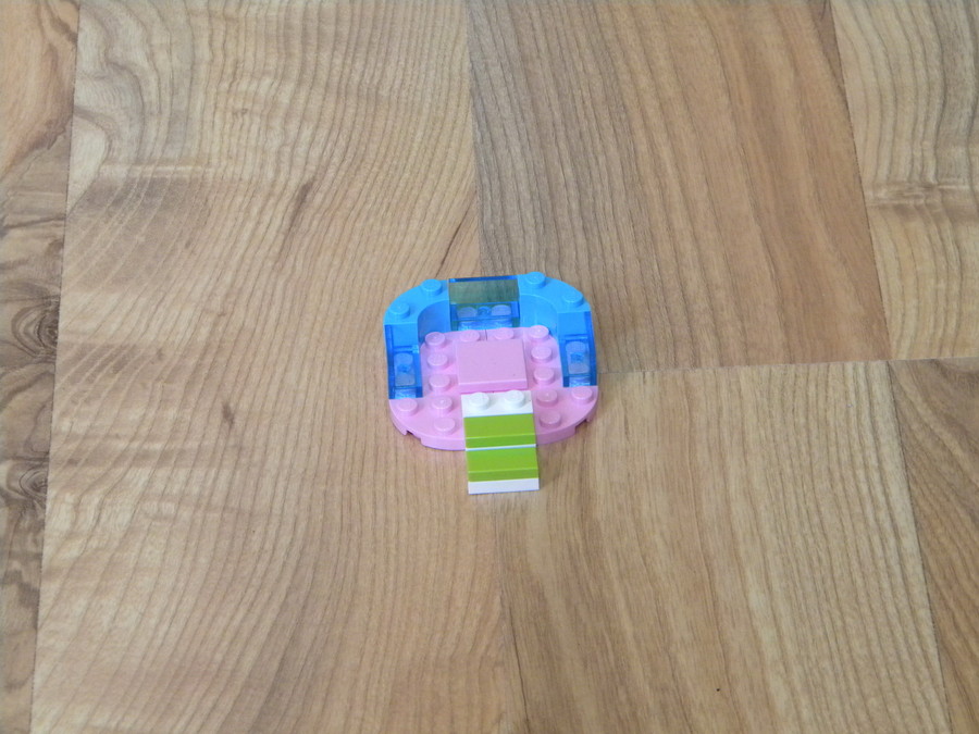Lego lányok medencéje
