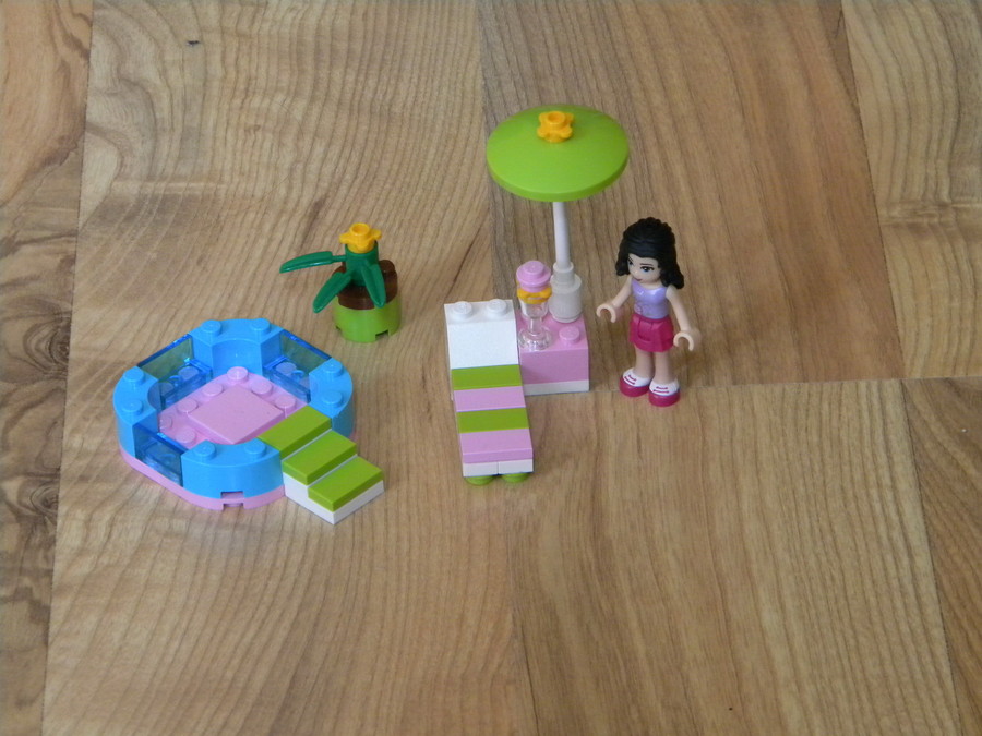 Lego lányok medencéje