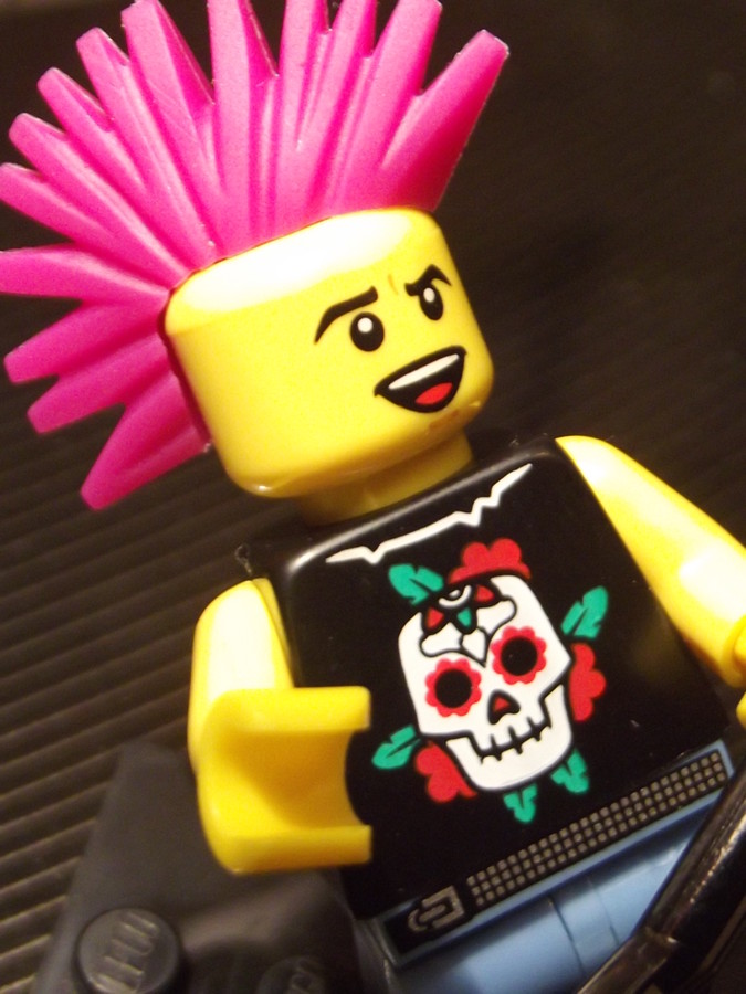 Punk rocker minifigura