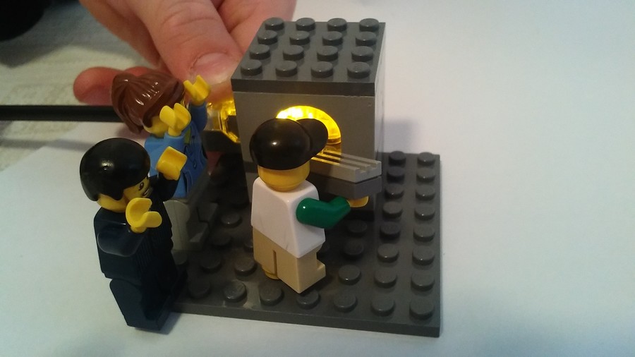 Egy lego kisfiú újévi hiszti égetése