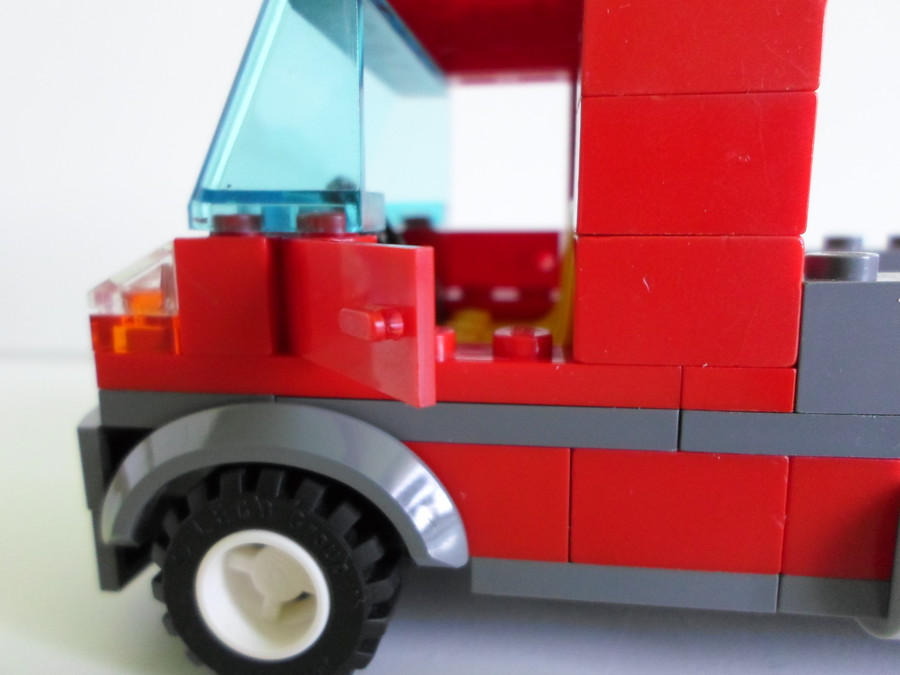 Piros teherautó